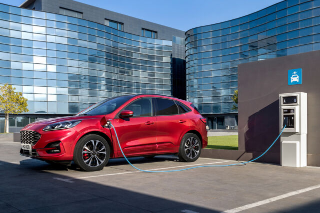 Erinomaisesti varusteltu Ford Kuga Business Edition