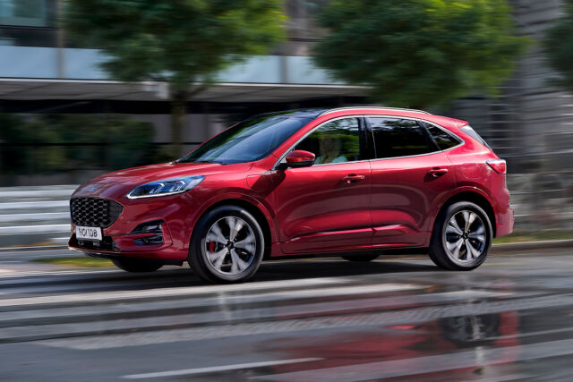 Uuden Ford Kuga ladattavan hybridin ostajalle talvirenkaat 0 €.