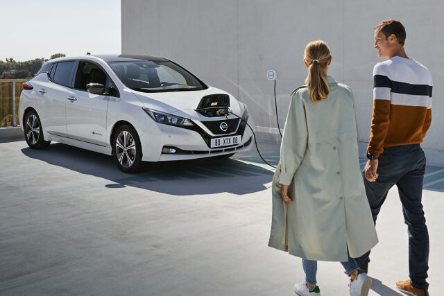 Täyssähköinen Nissan Leaf kampanjahintaan Laakkoselta.