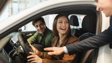 Erä esittelyautoja nyt edullisesti – jopa tuhansien eurojen etu verrattuna uuteen!