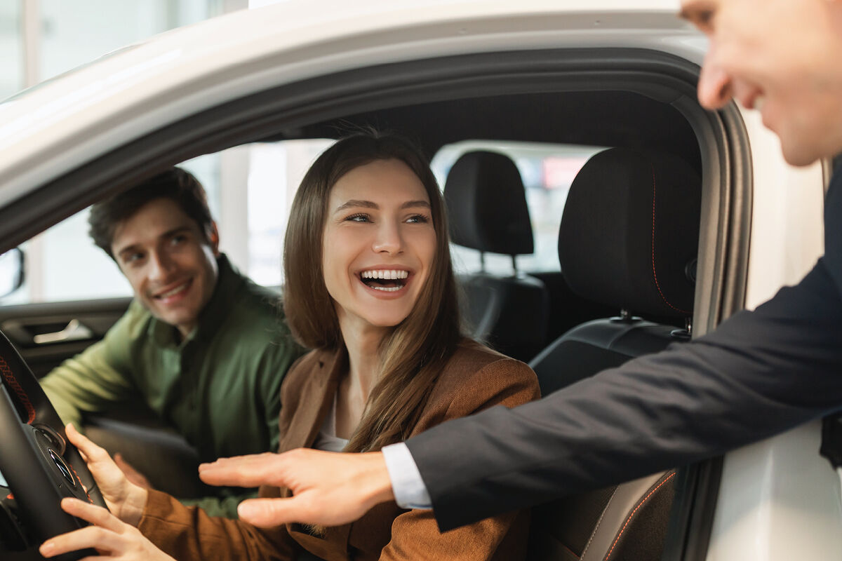 Erä esittelyautoja nyt edullisesti – jopa tuhansien eurojen etu verrattuna uuteen!